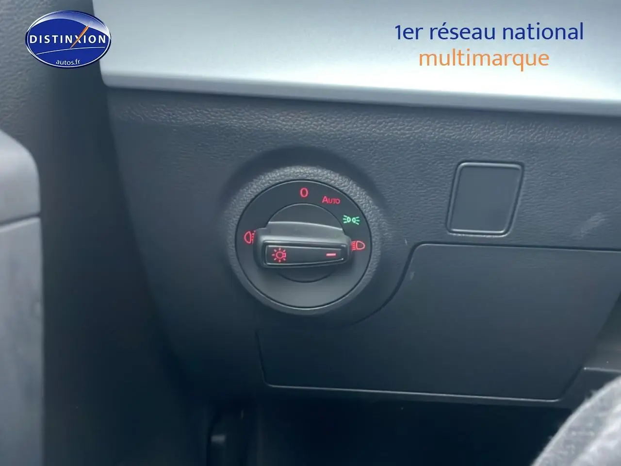 Détail du bouton de réglage des phares sur tableau de bord noir d’un SEAT Arona blanc Nevada 2025.