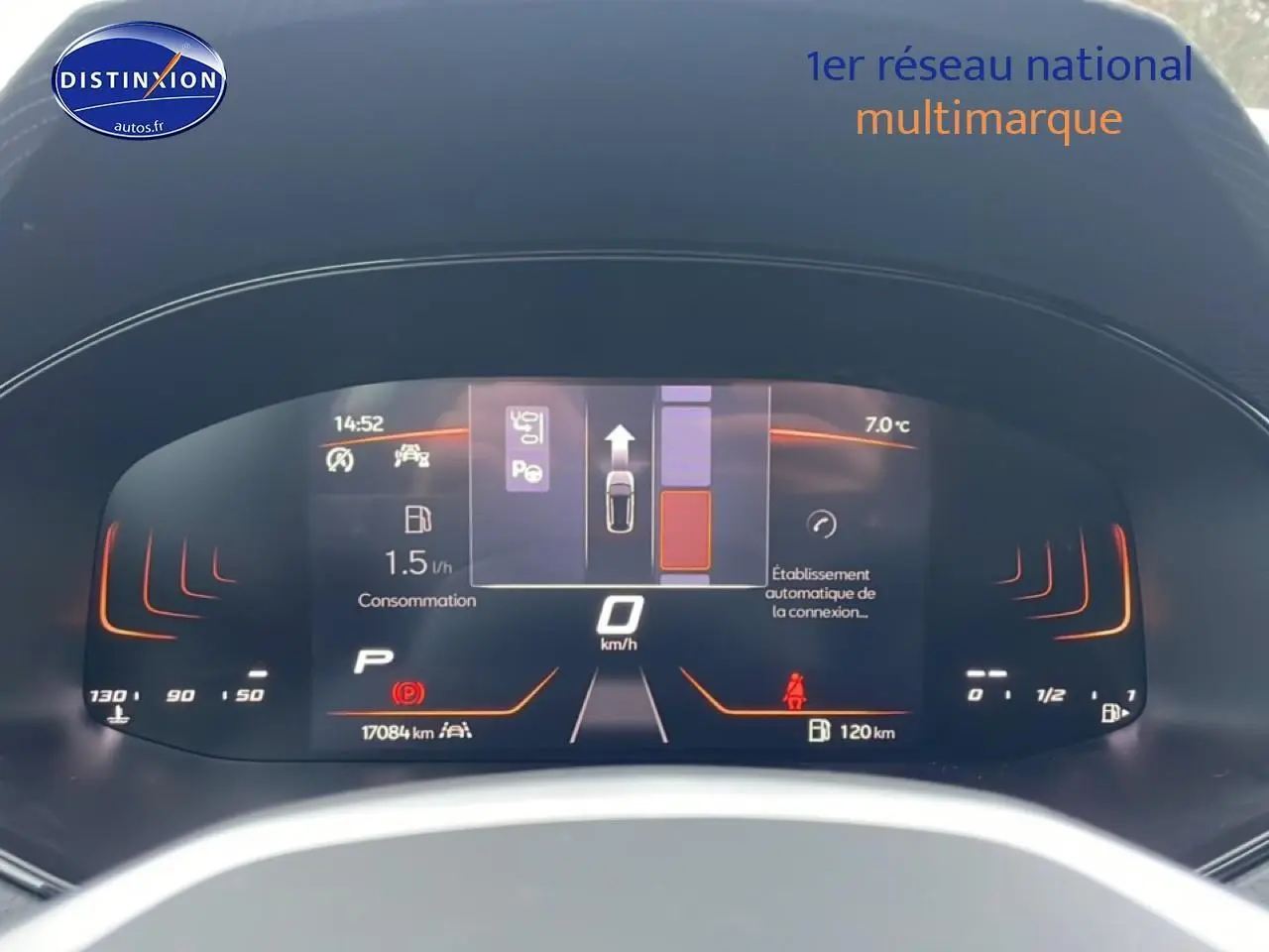 Tableau de bord numérique du SEAT Arona 2025 affichant la consommation, la vitesse à 0 km/h et l'assistance au stationnement.
