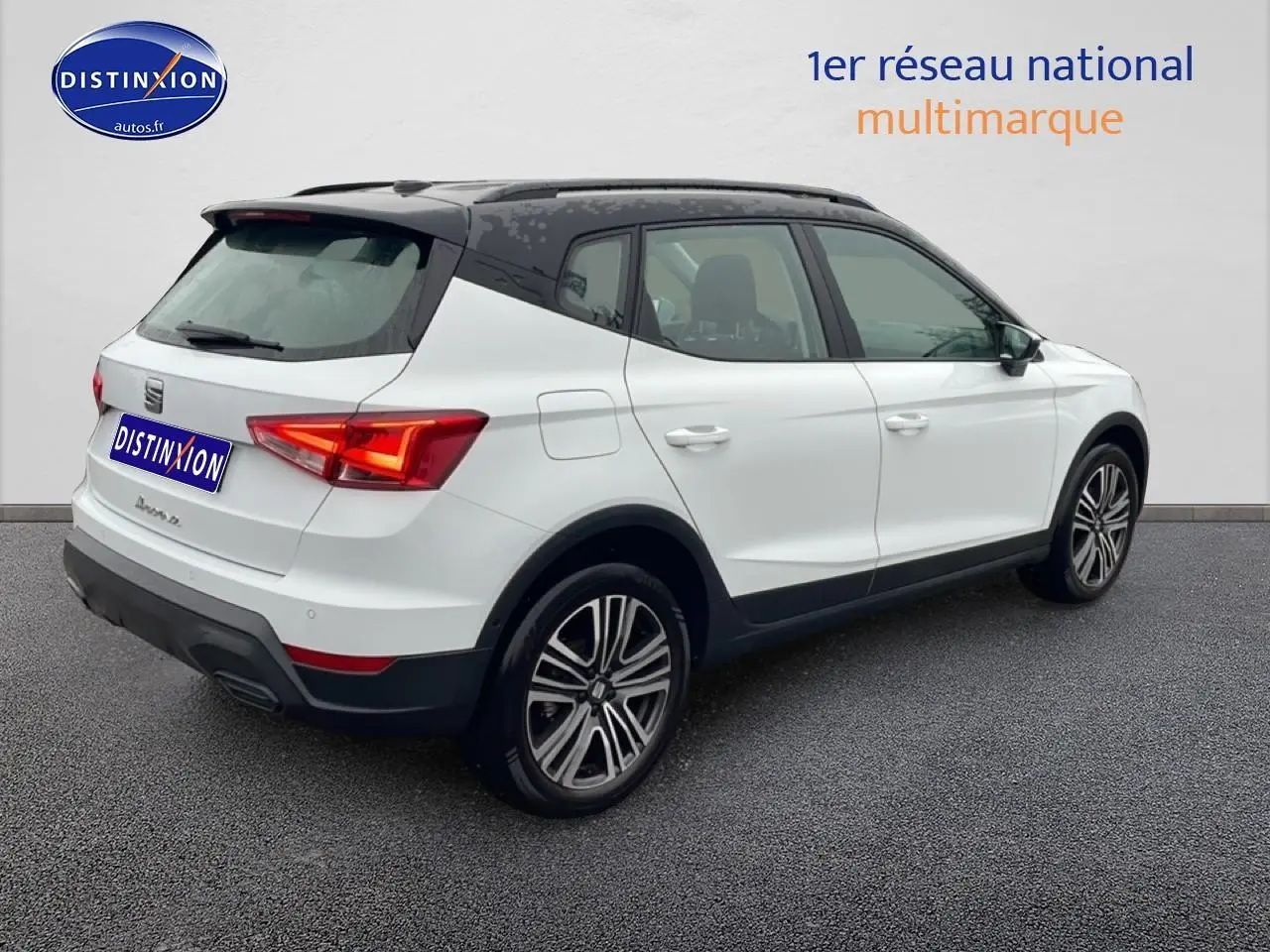 Vue 3/4 arrière droite du SEAT Arona blanc Nevada avec toit noir et jantes 17 pouces Urban Design.