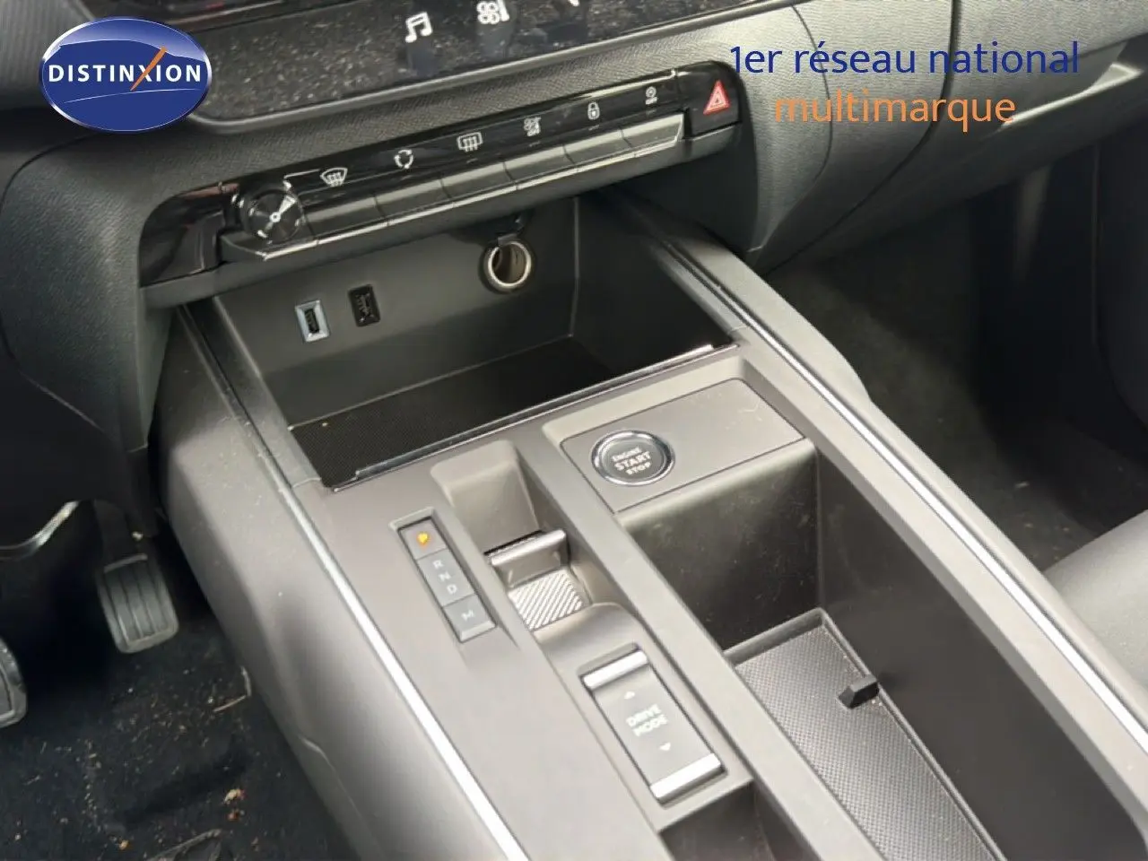 Vue rapprochée de la console centrale du Citroën C5 Aircross gris platinium, montrant les commandes de boîte automatique et démarrage.