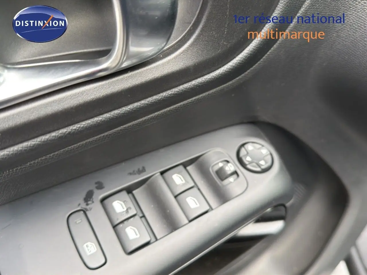 Gros plan sur les commandes de lève-vitres et rétroviseurs côté gauche d’un Citroën C5 Aircross gris platinium 2025.