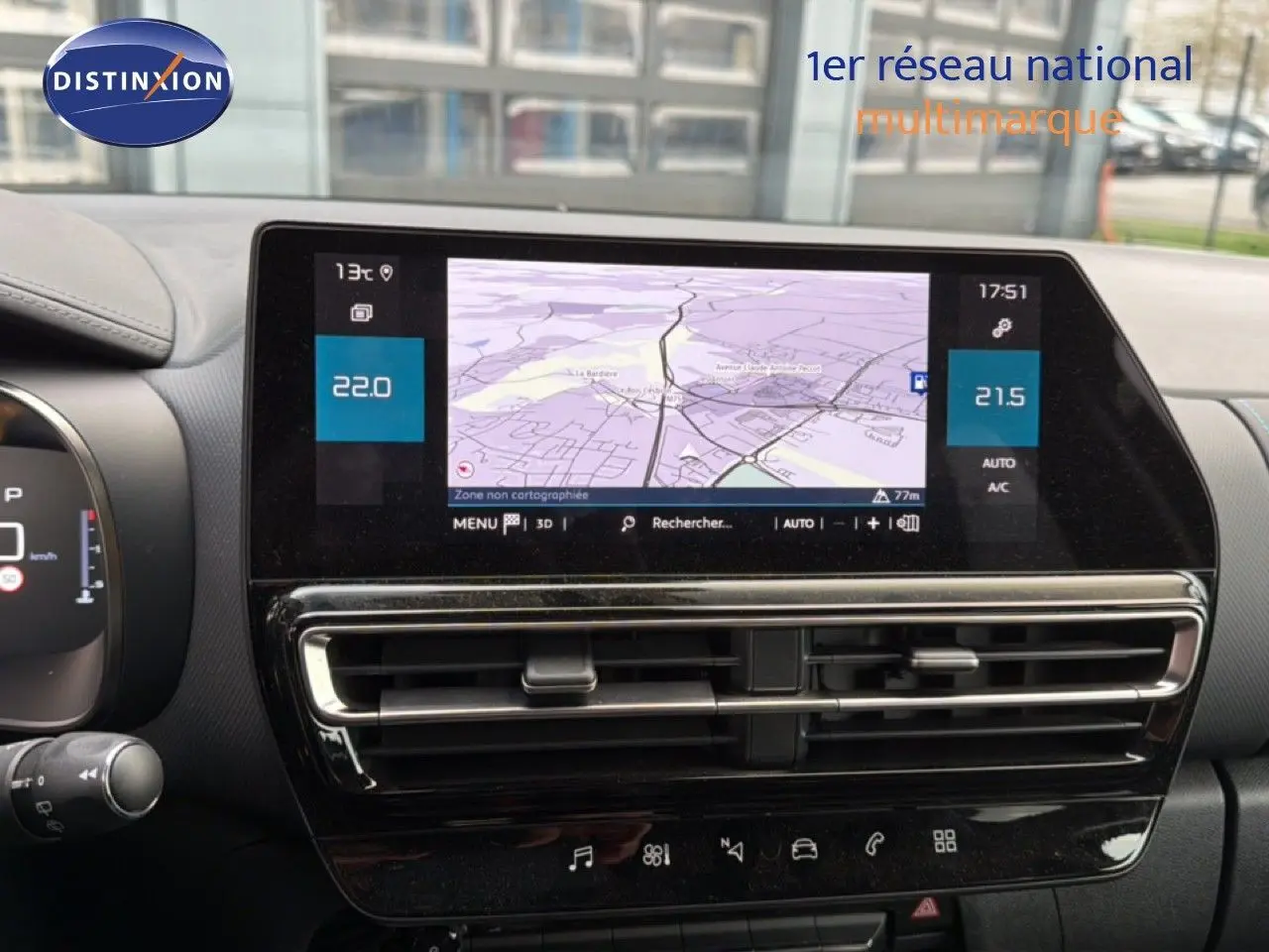 Vue rapprochée du tableau de bord de la Citroën C5 Aircross gris platinium, avec écran tactile affichant la navigation.