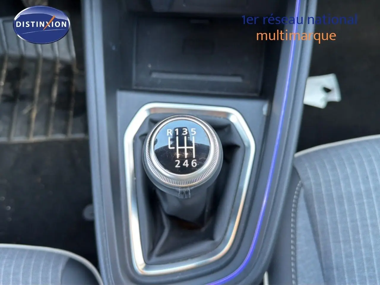 Le levier de vitesses manuel de la Renault Clio 2025, vue rapprochée de la console centrale avec sellerie tissu gris.