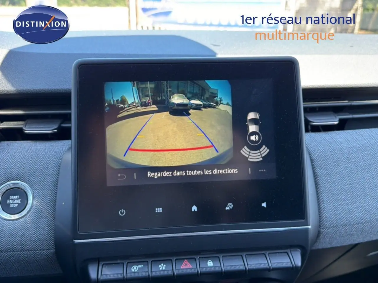 Écran central de Renault Clio 2025 bleu Iron Metal montrant la caméra de recul avec lignes de guidage colorées.
