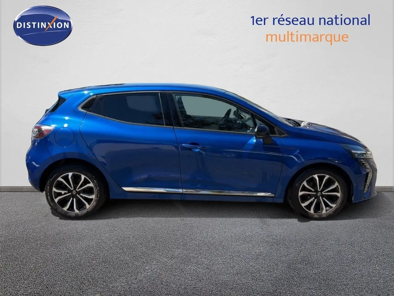 Profil droit d'une Renault Clio 2025 bleu iron metal avec jantes alliage et vitres teintées, sur fond neutre.