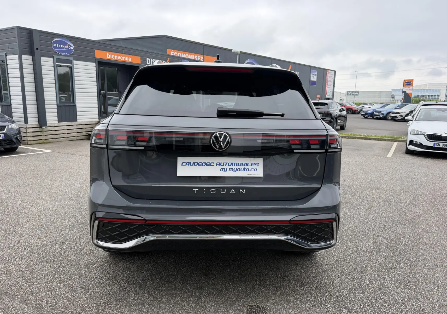 Vue arrière du Volkswagen Tiguan gris 2025 avec feux arrière LED 3D et logo VW centré sur le hayon.