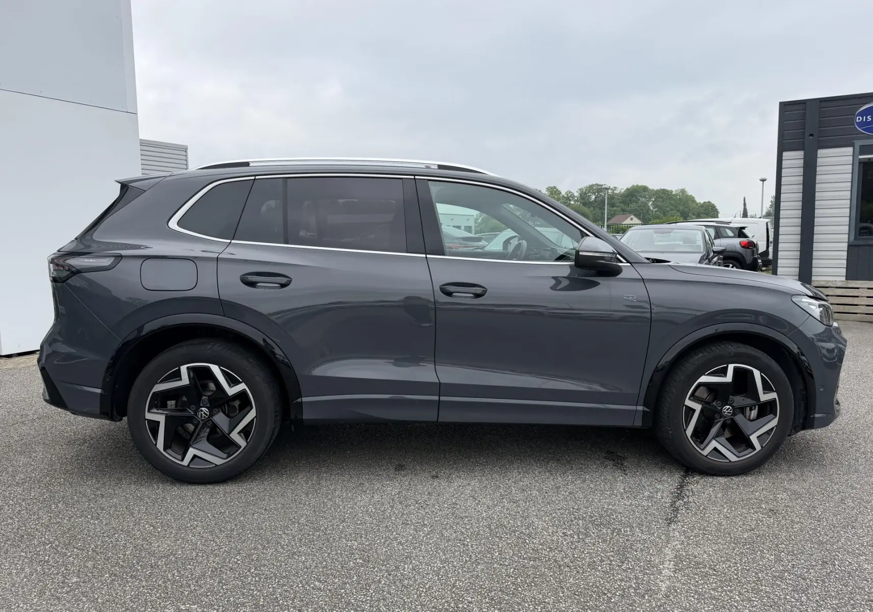 Vue latérale droite d'un Volkswagen Tiguan gris 2025 avec jantes alliage 19 pouces et pack R-Line extérieur.