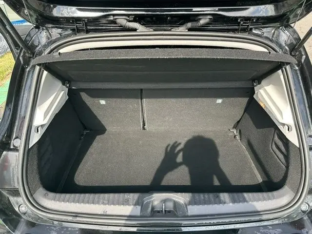 Coffre ouvert vu de l'arrière d'une Renault Clio noire 2022, montrant un espace de chargement vide et propre.