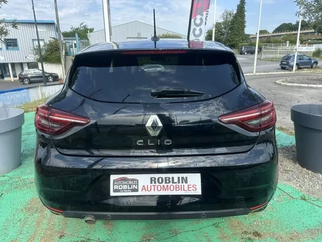 Vue arrière d'une Renault Clio noire 2022, avec feux LED caractéristiques et logo Renault bien visible.