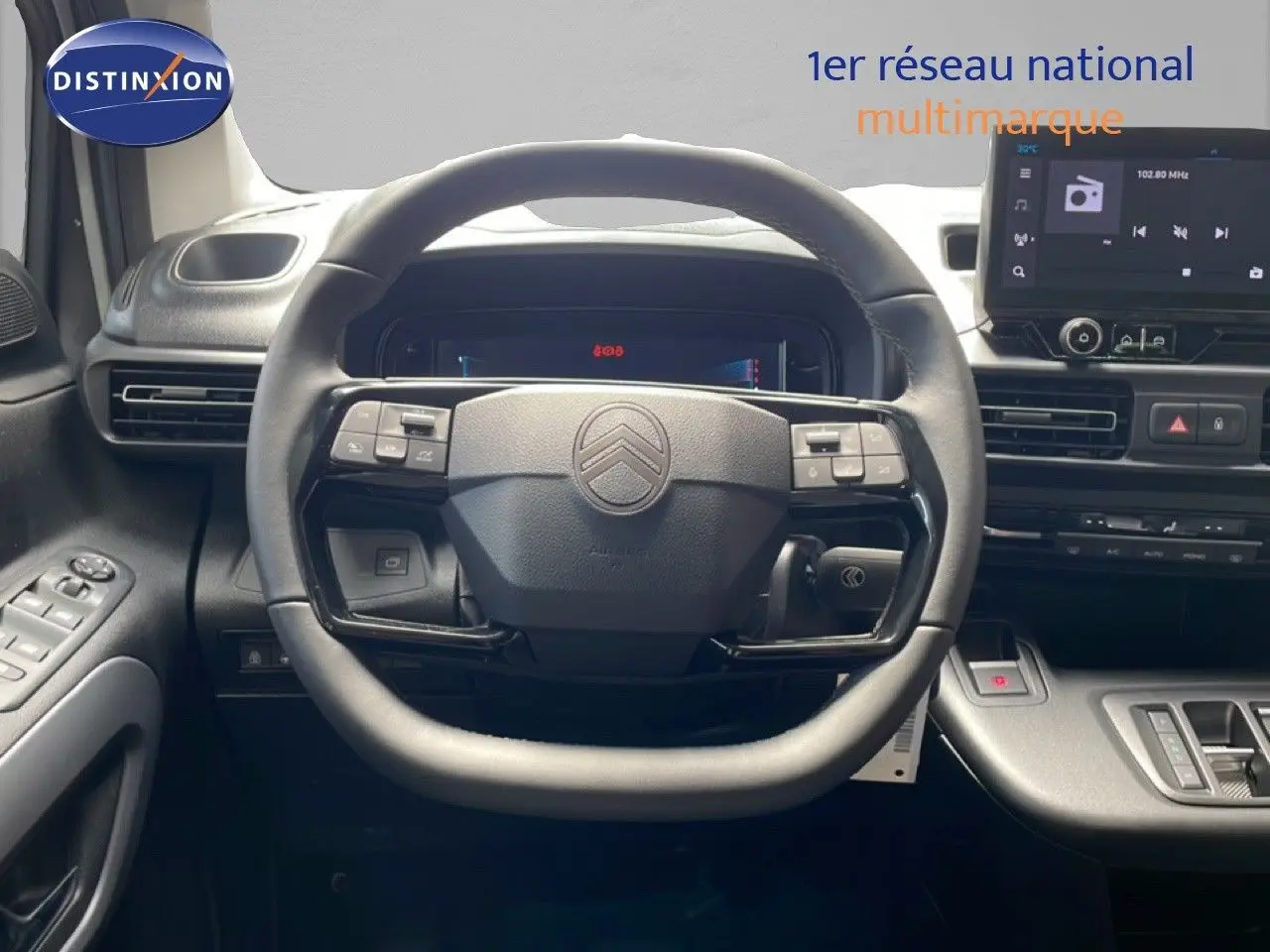 Vue frontale du volant cuir noir et du tableau de bord numérique du Citroën Berlingo MPV 2026, intérieur moderne.