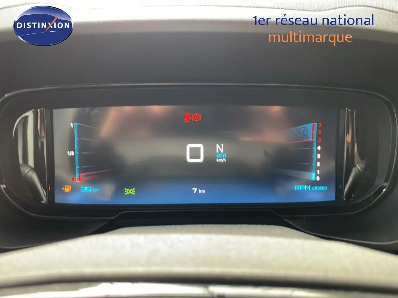 Vue rapprochée du tableau de bord numérique du Citroën Berlingo 2026, affichant les compteurs et indicateurs.