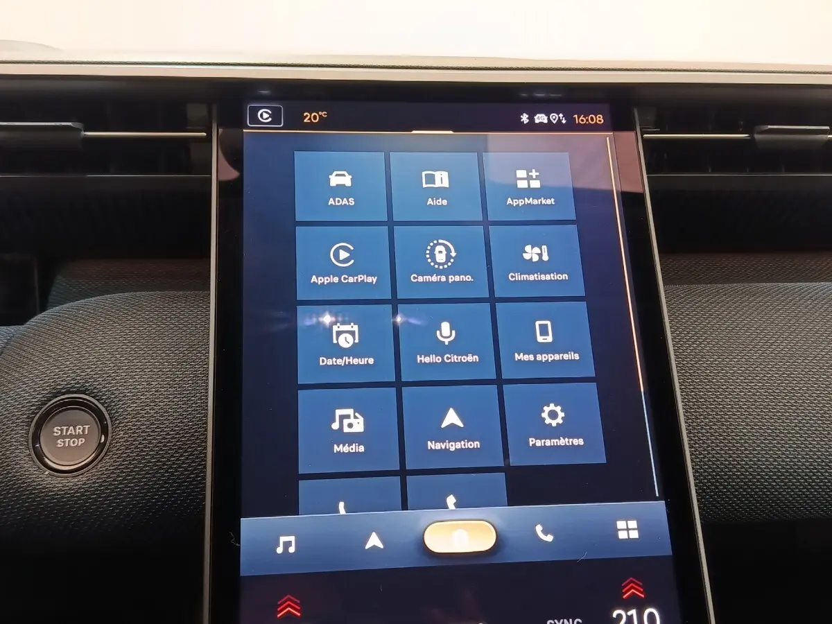 Écran tactile central allumé avec interface multimédia et bouton start/stop dans l’habitacle de la Citroën C5.