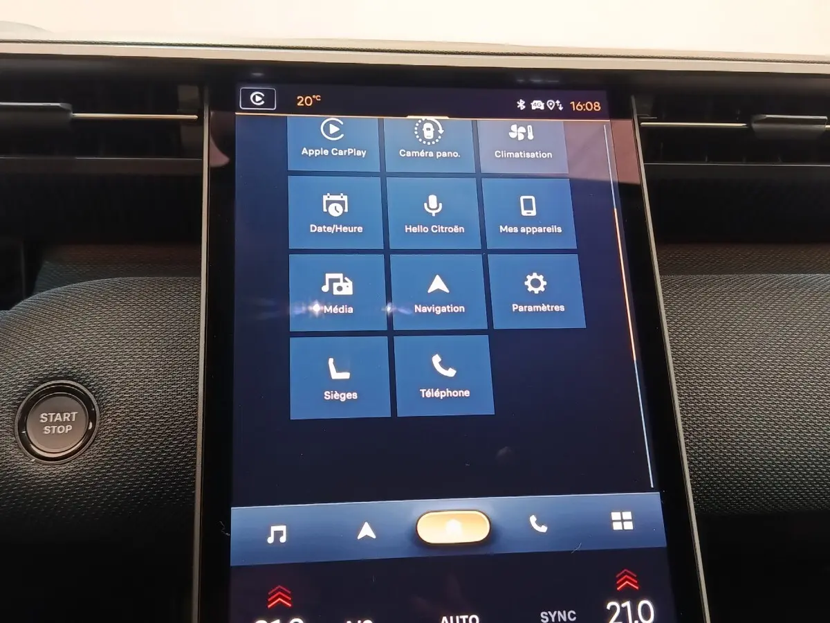 Écran tactile central affichant les options multimédias et climatisation dans le tableau de bord d'une Citroën C5 hybride.