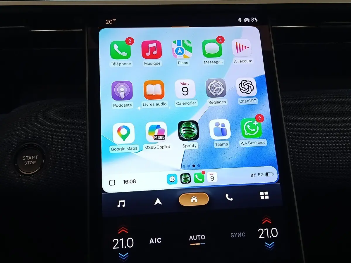 Écran tactile central affichant applications smartphone dans l’habitacle sombre d’une Citroën C5 hybride 2026.