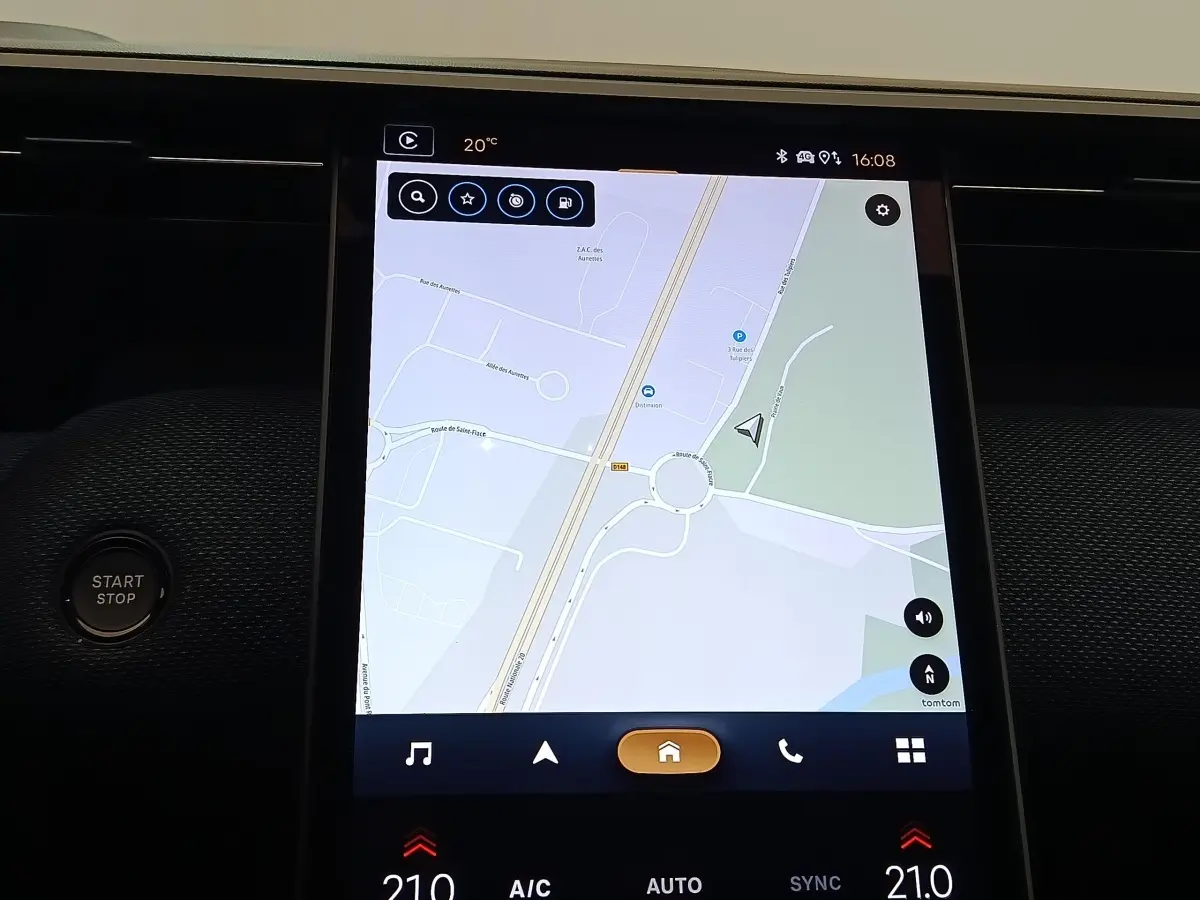 Écran tactile central 33 cm affichant la navigation, bouton Start/Stop à gauche, intérieur moderne du Citroën C5 Hybride.