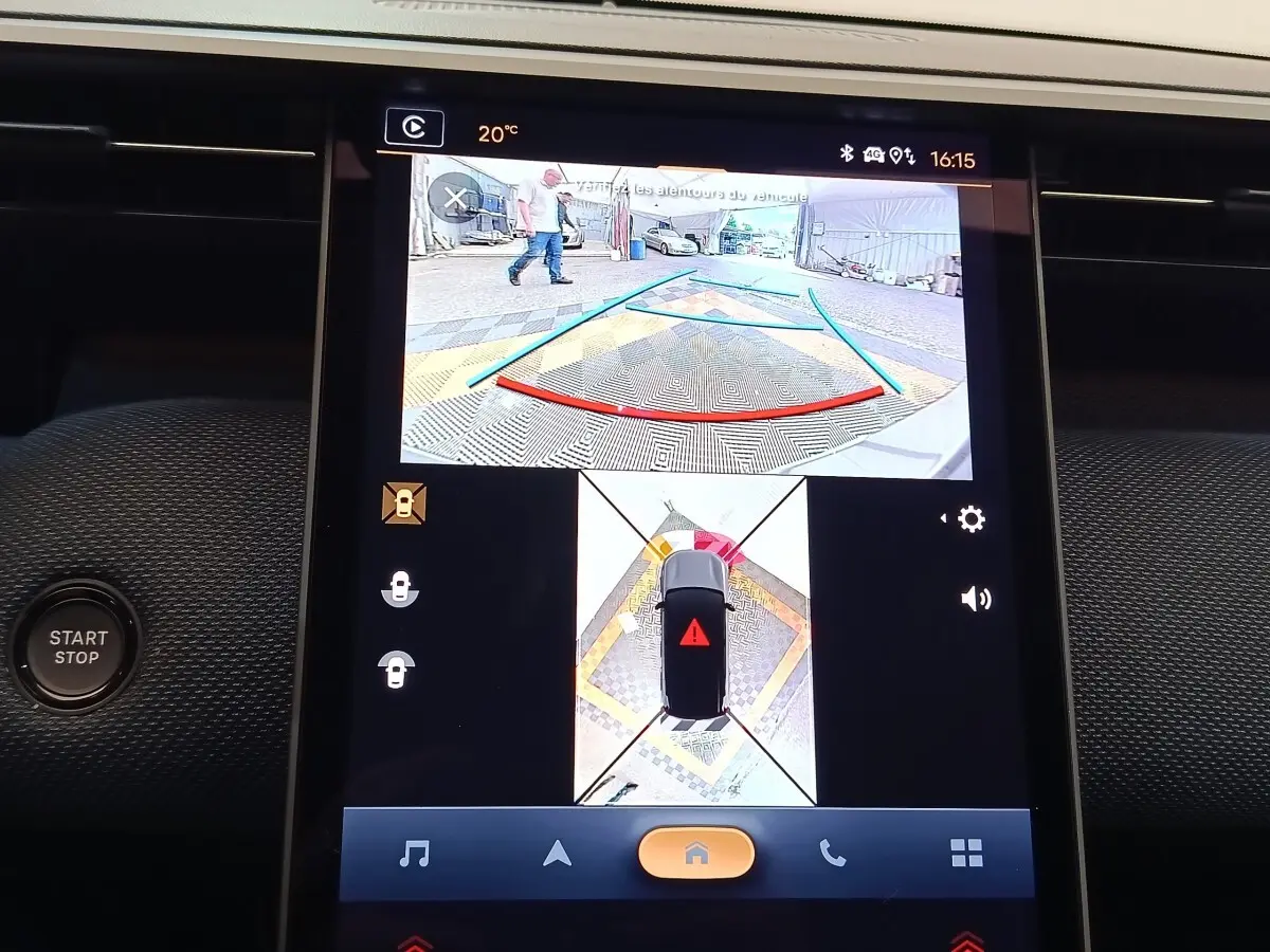 Écran tactile central montrant la caméra 360° de recul dans l’habitacle du Citroën C5 Hybride vert 2026.