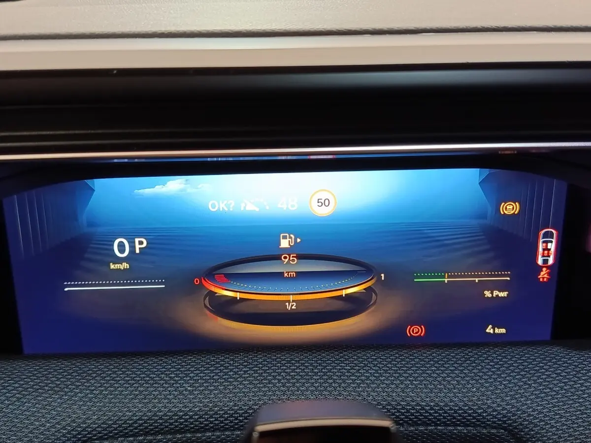Affichage numérique du combiné d'instruments de la Citroën C5 Hybride 2026, avec jauge de carburant et alertes visibles.