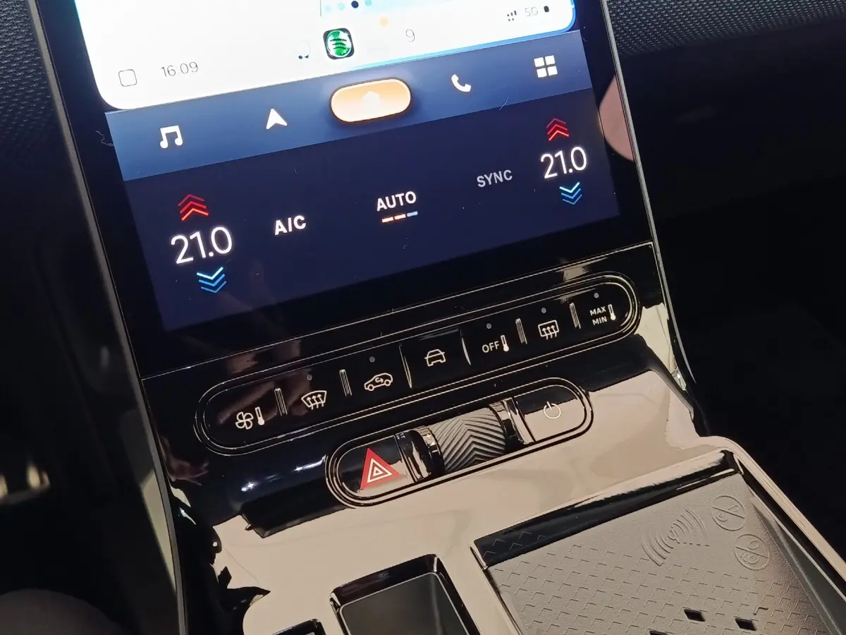 Détail du tableau de bord tactile et console centrale noire brillante de la Citroën C5 Hybride 2026.