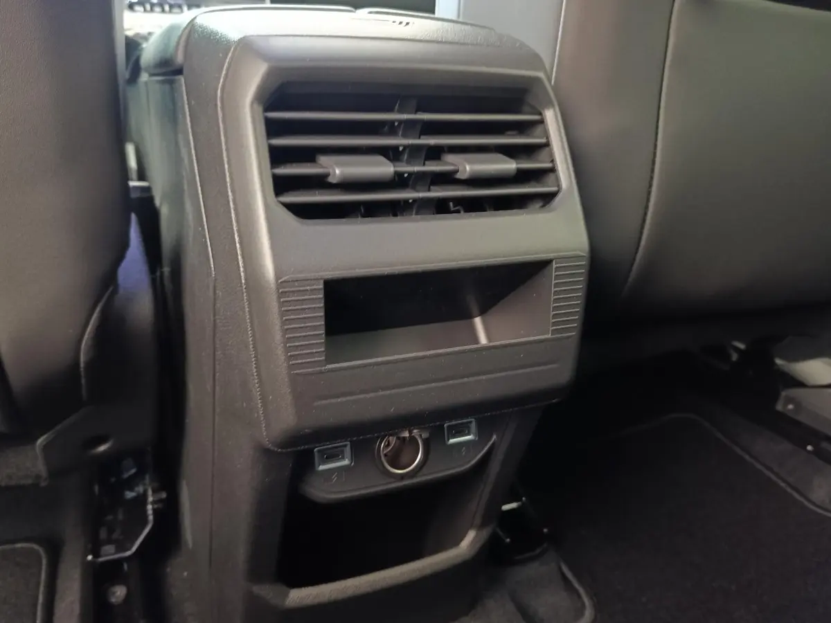 Détail de la console arrière noire avec bouches d'aération et prises USB du Citroën C5 Hybride 2026.