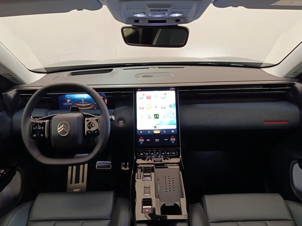 Vue intérieure avant du tableau de bord noir et écran tactile vertical du Citroën C5 Hybride 2026.