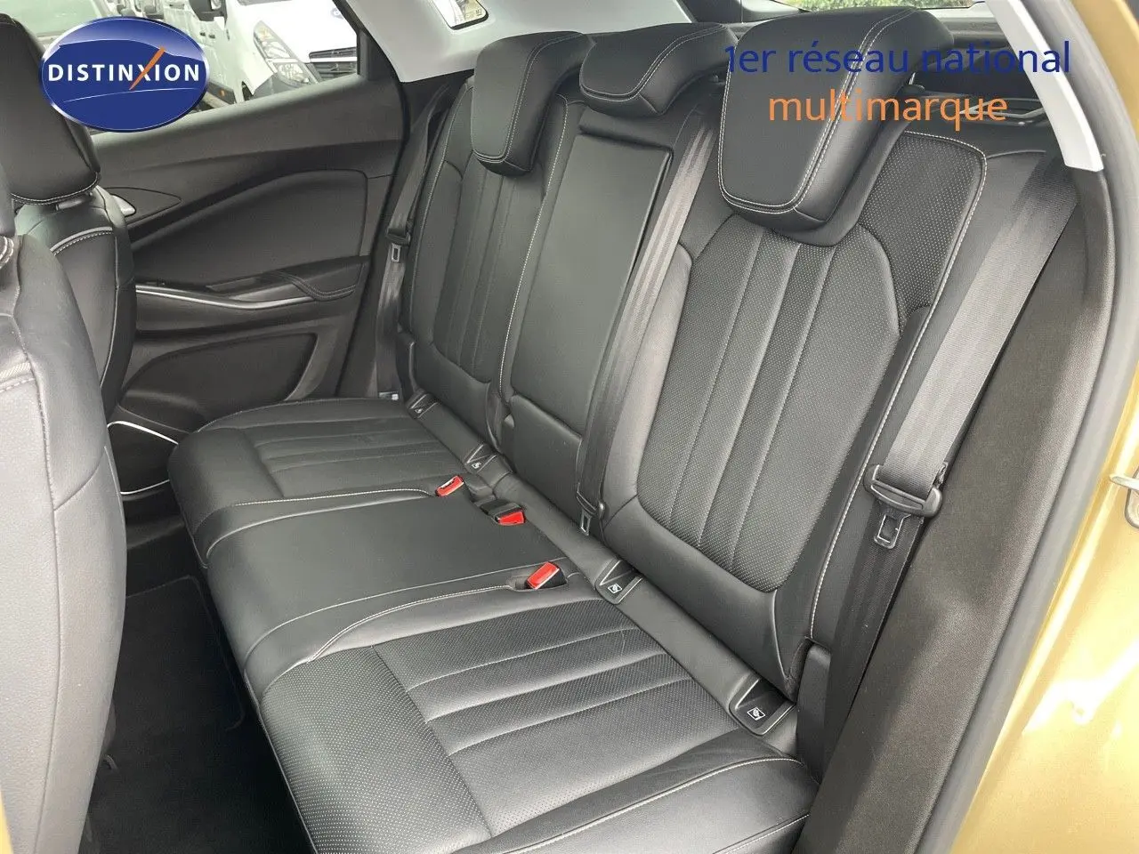 Vue intérieure des sièges arrière en cuir noir de l'Opel Grandland X golden sunstone métallisé, porte ouverte côté droit.