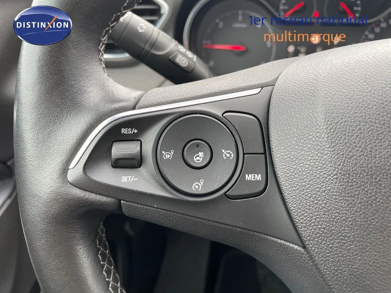 Gros plan sur les commandes au volant gauche d'un Opel Grandland X 2018, finition Ultimate, cuir noir visible.