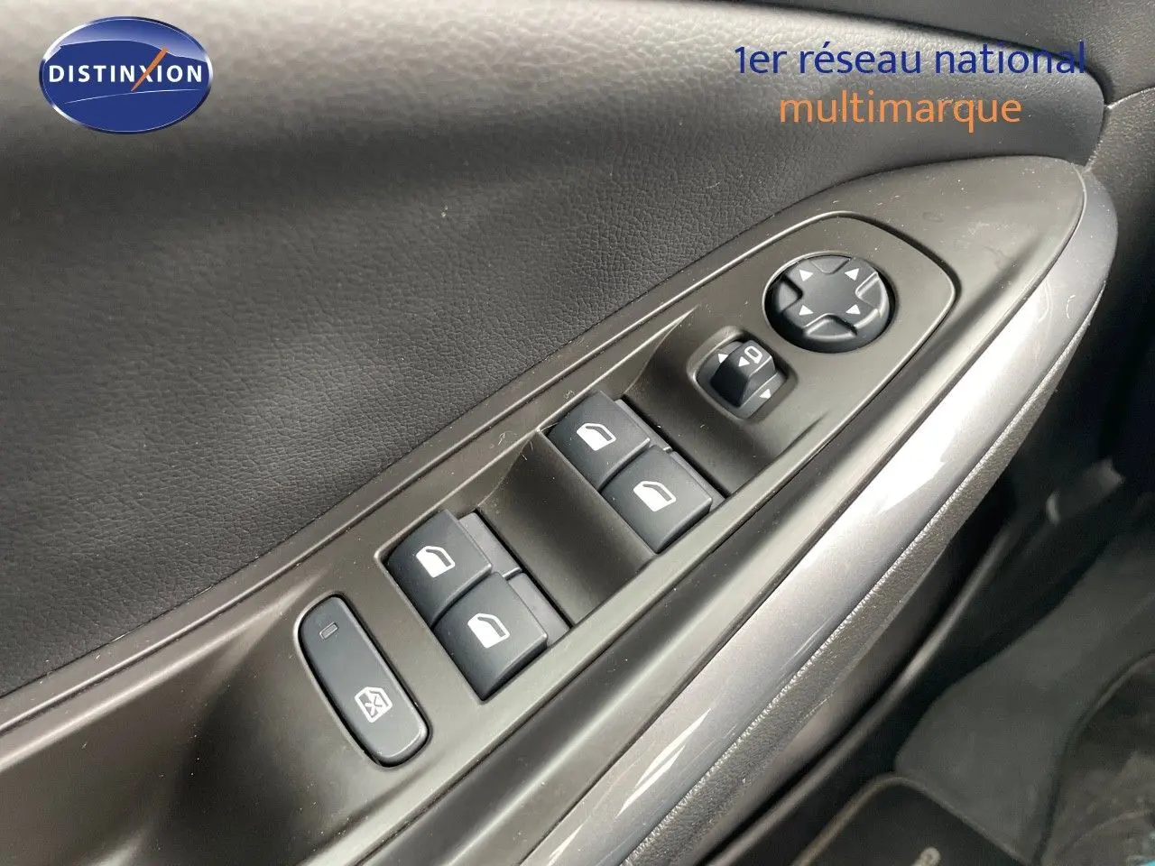 Commandes des vitres électriques et rétroviseurs sur la portière côté conducteur de l'Opel Grandland X Golden Sunstone 2018.