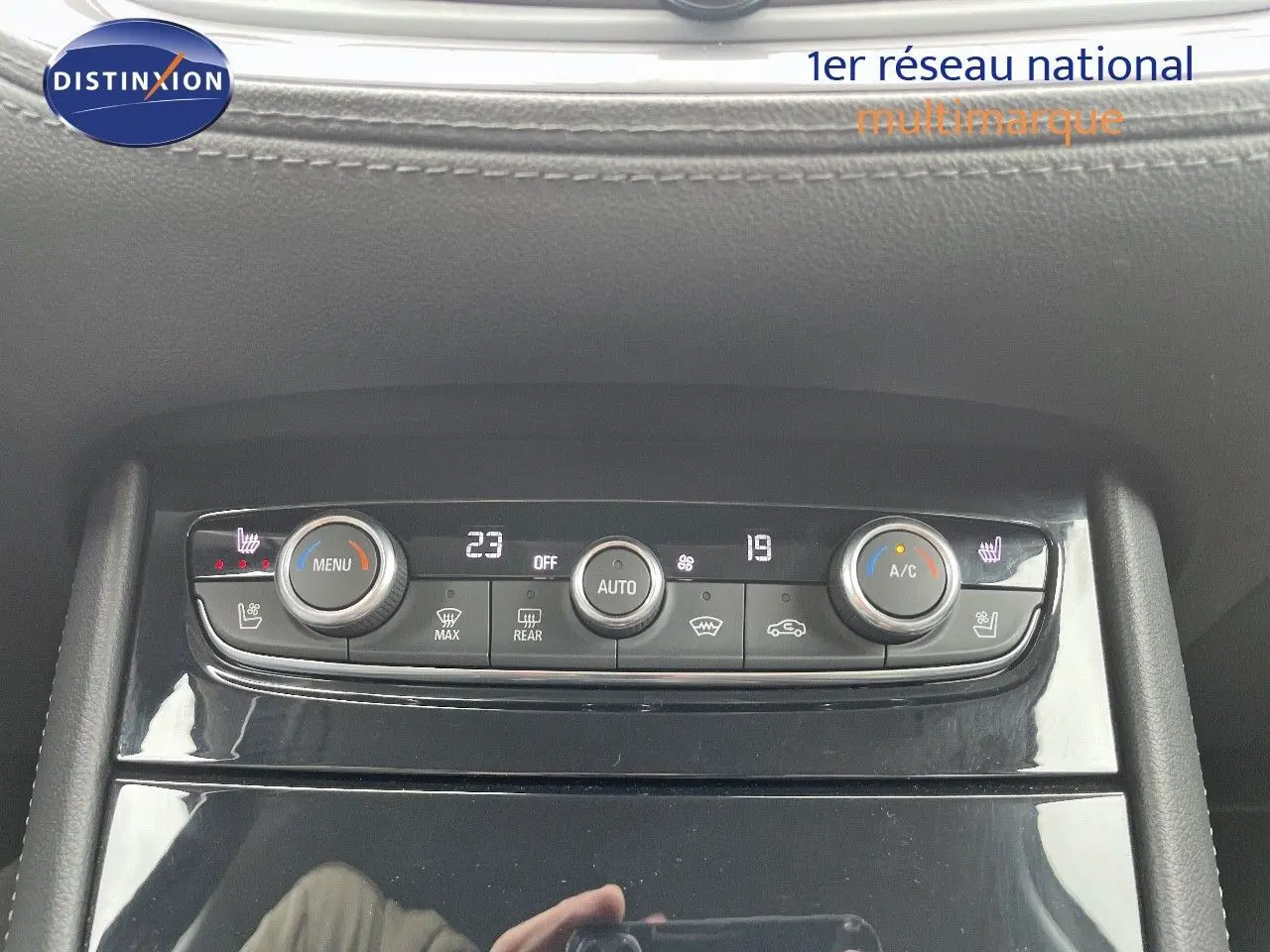 Panneau de commande de la climatisation automatique de l'Opel Grandland X 2018 avec réglages numériques et boutons tactiles.