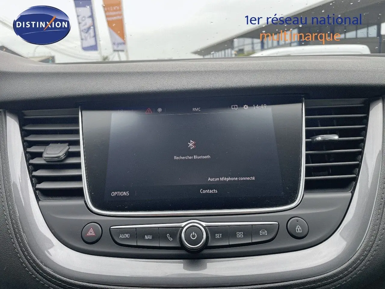 Tableau de bord de l'Opel Grandland X 2018 avec écran tactile central et commandes intégrées, finition noire.