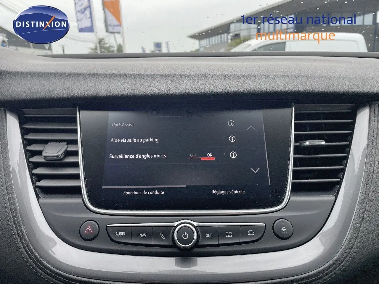 Écran central de l’Opel Grandland X 2018 affichant l’aide au parking et la surveillance des angles morts, intérieur gris.