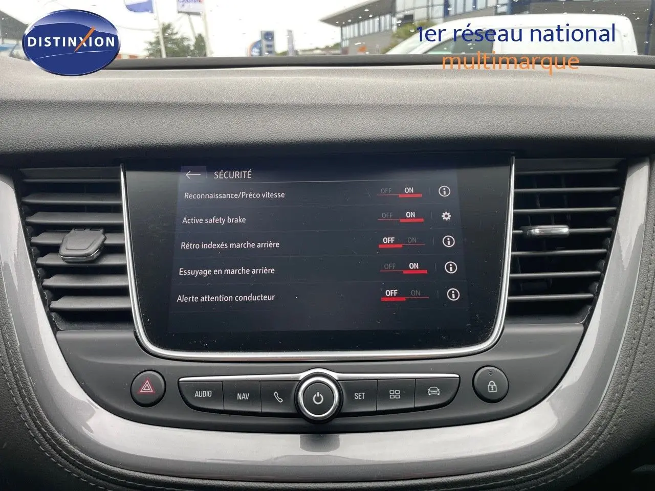 Écran tactile central affichant les options de sécurité du tableau de bord de l'Opel Grandland X Golden Sunstone.