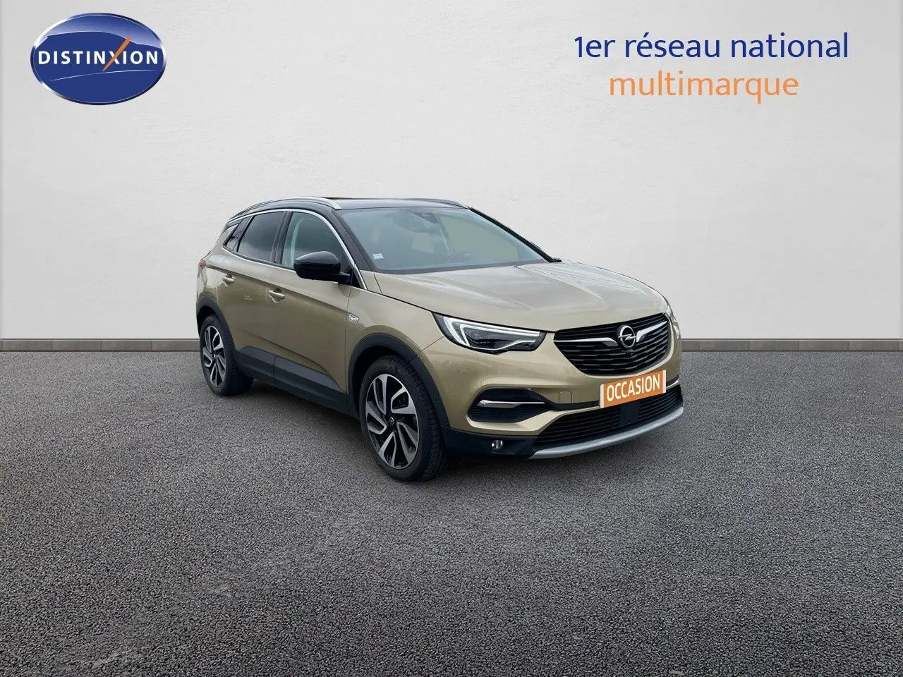 Opel Grandland X doré vu en 3/4 avant droit, avec jantes bi-ton et calandre noire distinctive.