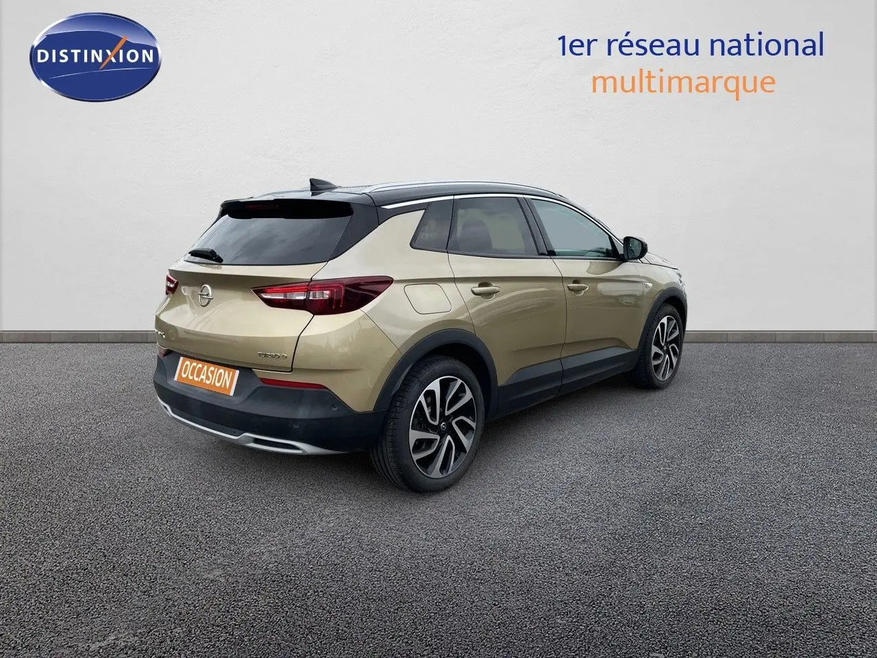 Vue 3/4 arrière droite d'un Opel Grandland X doré Golden Sunstone avec toit noir et jantes bi-ton.