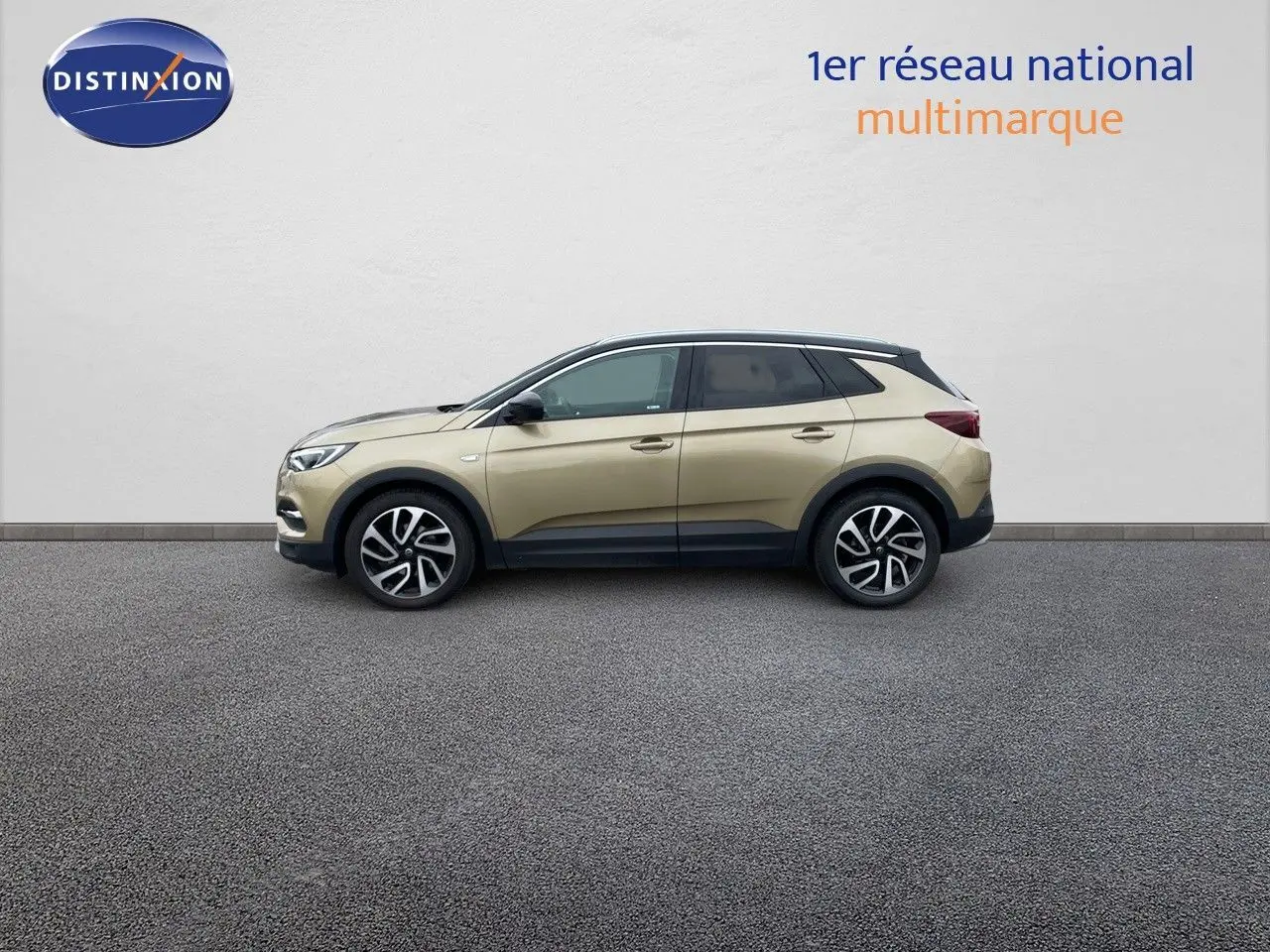 Profil côté gauche d'un Opel Grandland X 2018 doré Golden Sunstone, avec jantes alliage bicolores et toit noir.