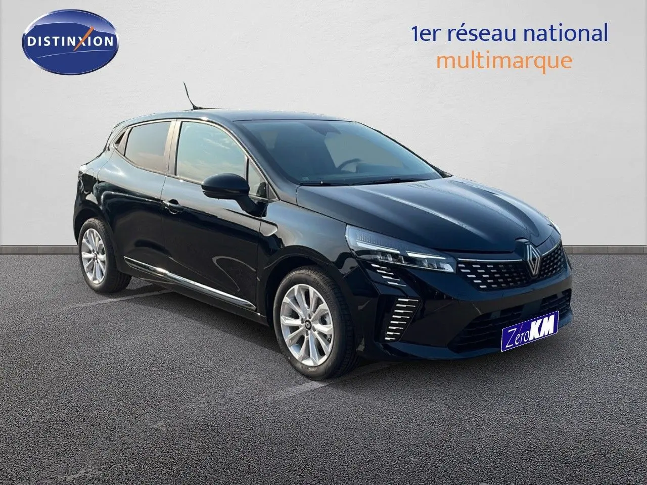Renault Clio 2025 noir étoile métal vue 3/4 avant droit, mettant en valeur ses optiques LED et jantes alliage.
