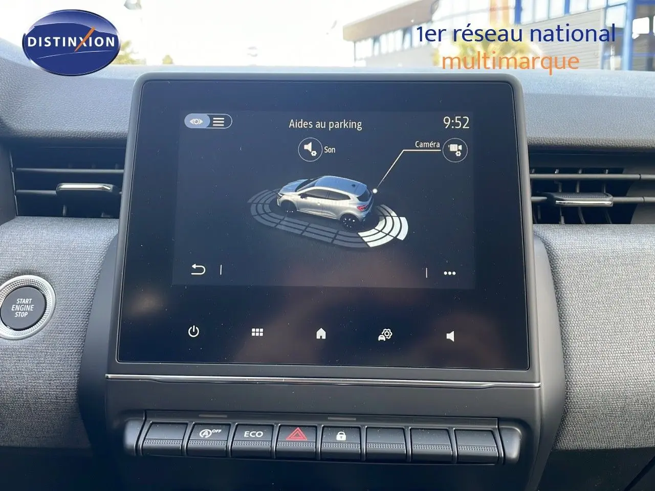 Écran tactile central de la Renault Clio noir étoile métal 2025 affichant l'aide au parking avec caméra.