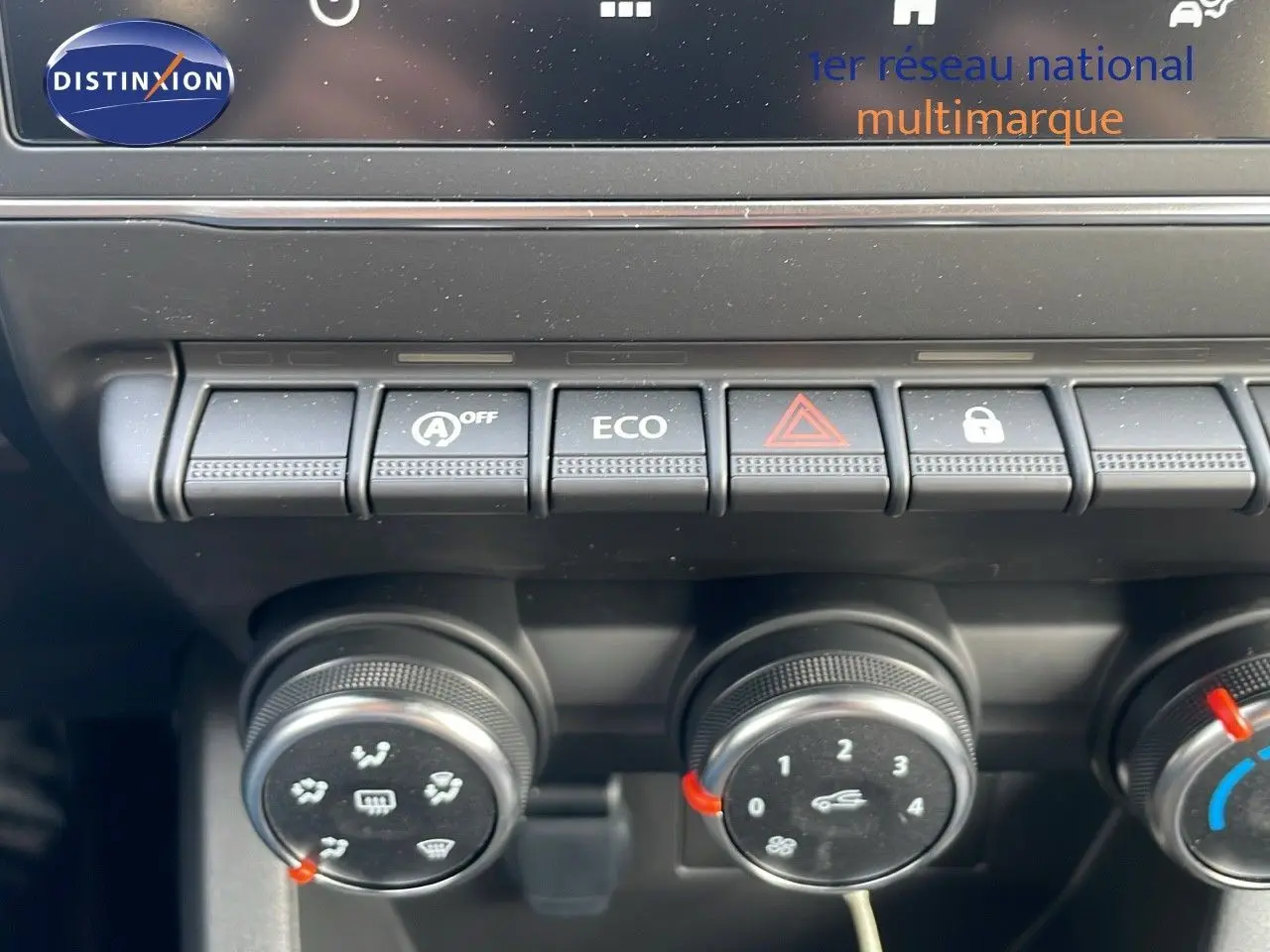 Gros plan sur les commandes de climatisation et boutons de fonction du tableau de bord d'une Renault Clio noire étoile métal de 2025.