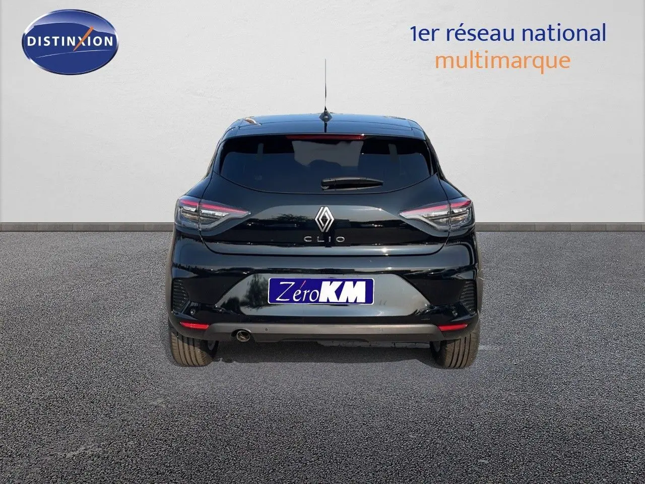 Vue arrière d'une Renault Clio noire étoile métal 2025 avec feux LED et plaque Zero KM visible.