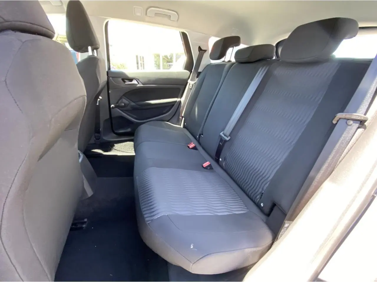 Vue intérieure côté droit des sièges arrière noirs de la Peugeot 308 SW 2017 en version 1.6 BlueHDi Active+ attelage.