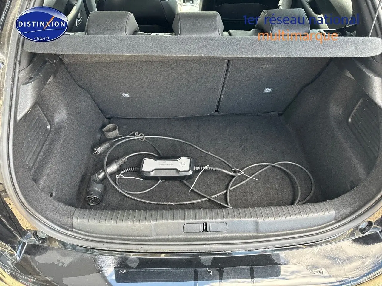 Coffre ouvert d'un DS3 Crossback E-TENSE noir métal 2021 avec câble de recharge électrique visible.