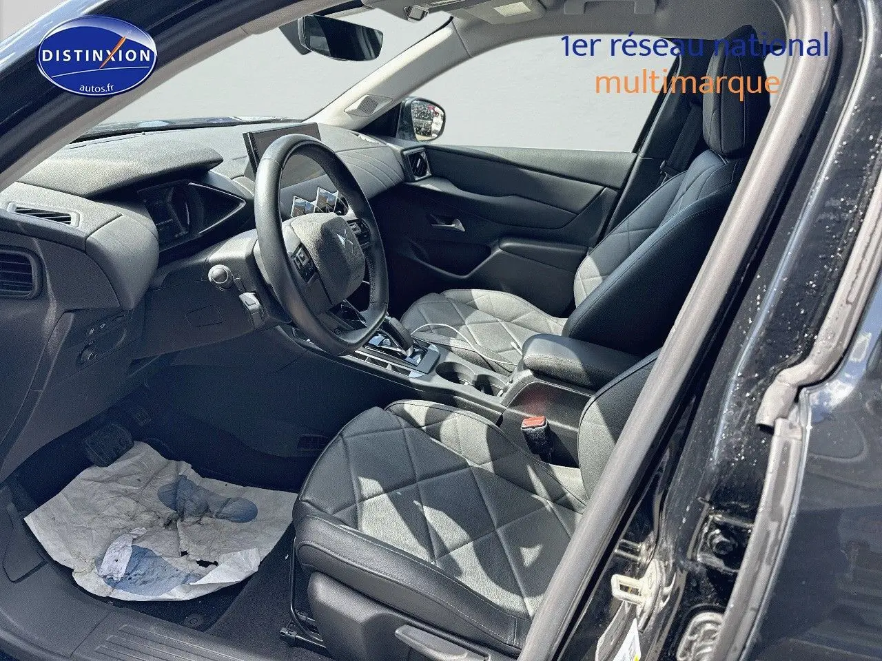 Intérieur côté conducteur du DS3 Crossback E-TENSE 2021 avec sièges cuir noir matelassé et tableau de bord moderne.