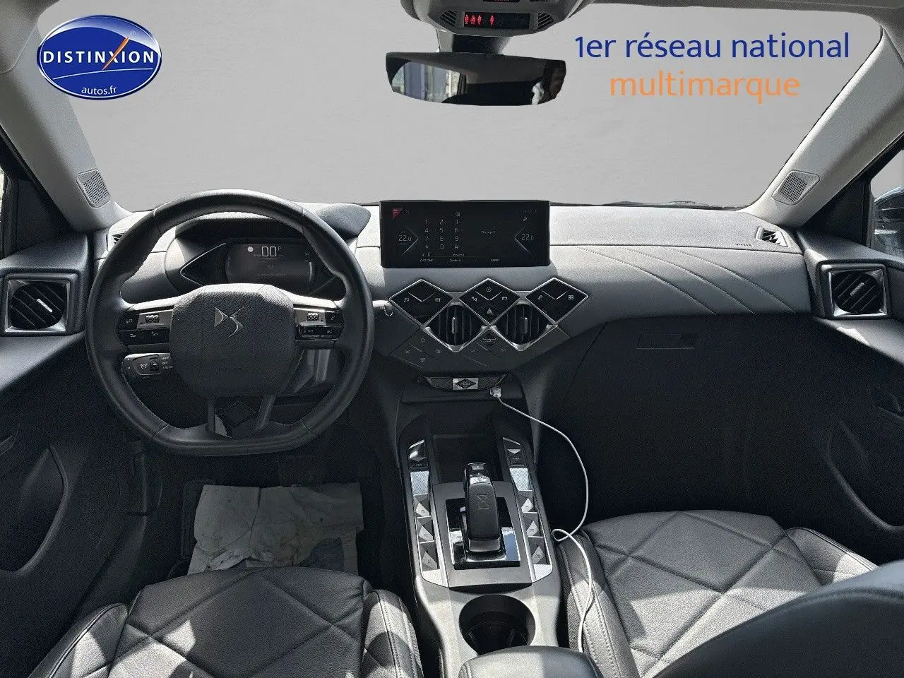 Intérieur noir du DS3 Crossback E-TENSE 2021 vu de face, tableau de bord moderne avec écran tactile et volant compact.