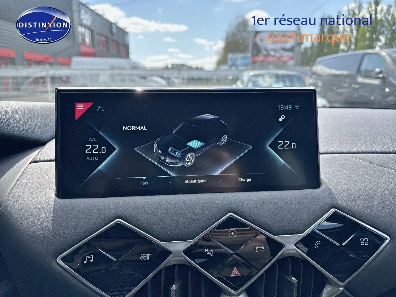 Écran central affichant les données de conduite du DS3 Crossback E-TENSE 136CH Grand Chic noir métal en plein jour.