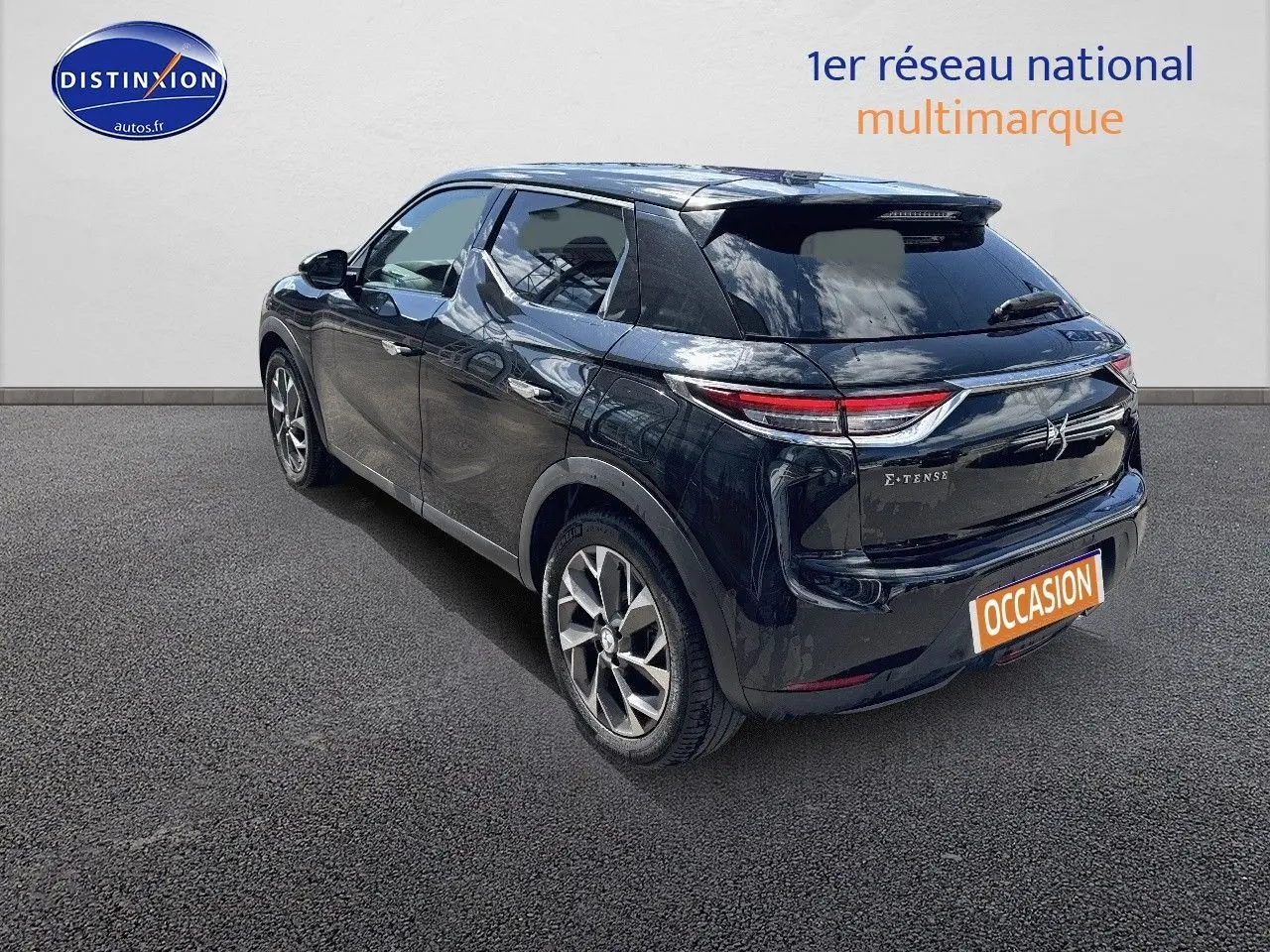 DS3 Crossback E-TENSE noir métal vu en 3/4 arrière droit, soulignant ses feux LED et jantes alliage modernes.