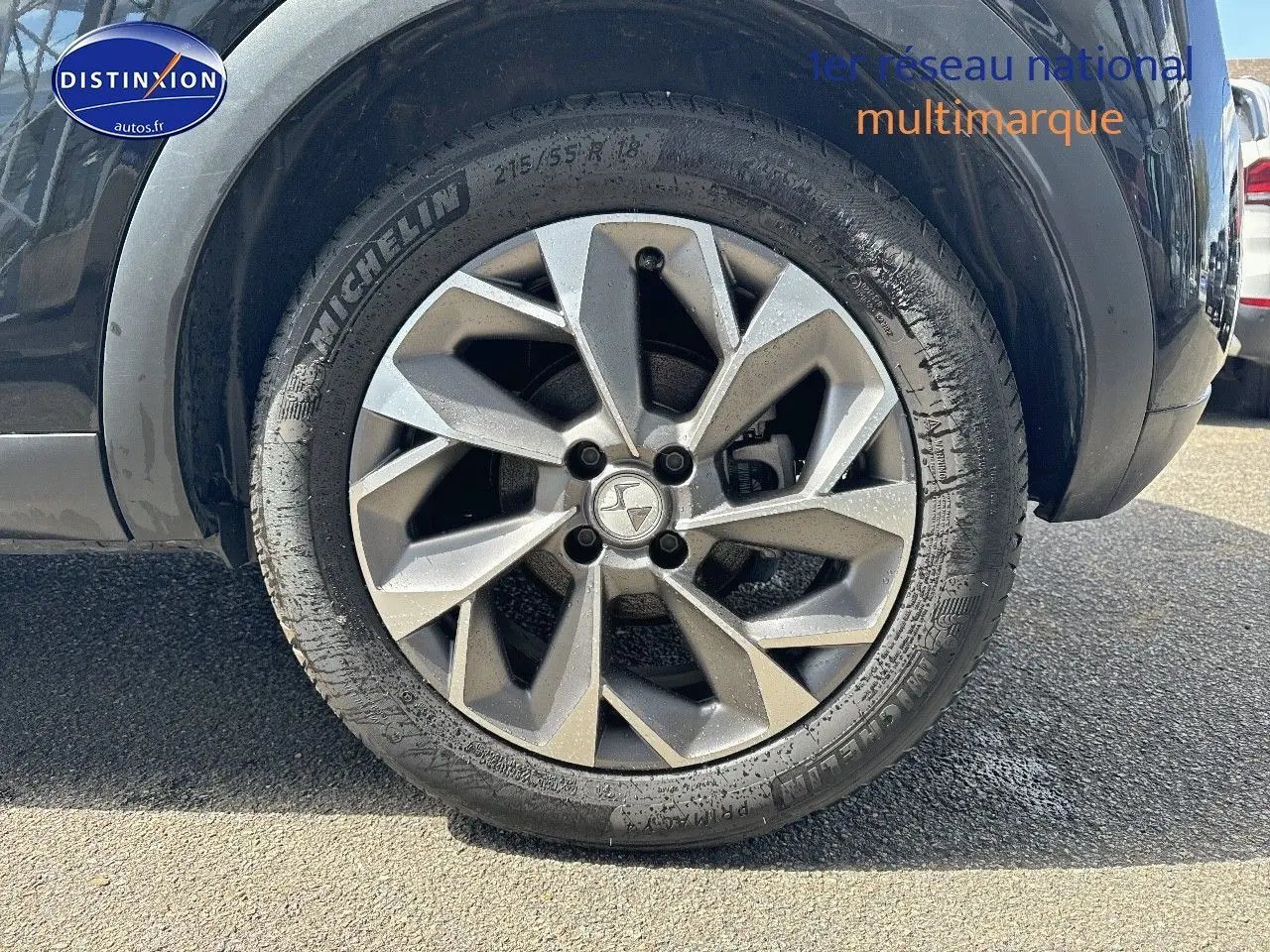 Gros plan sur la roue avant gauche du DS3 Crossback noir métal, mettant en valeur la jante alliage et le pneu Michelin.