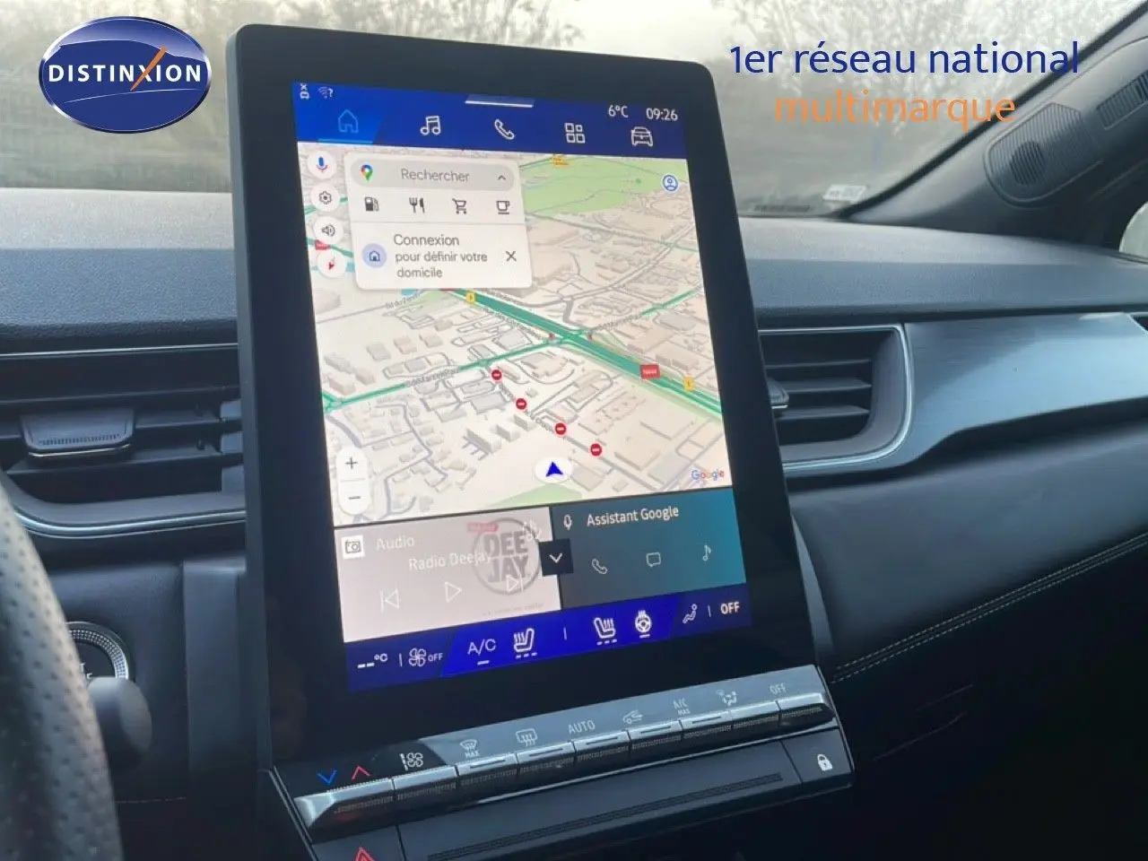 Vue intérieure du tableau de bord de la Renault Symbioz 2025, écran tactile central affichant la navigation GPS.