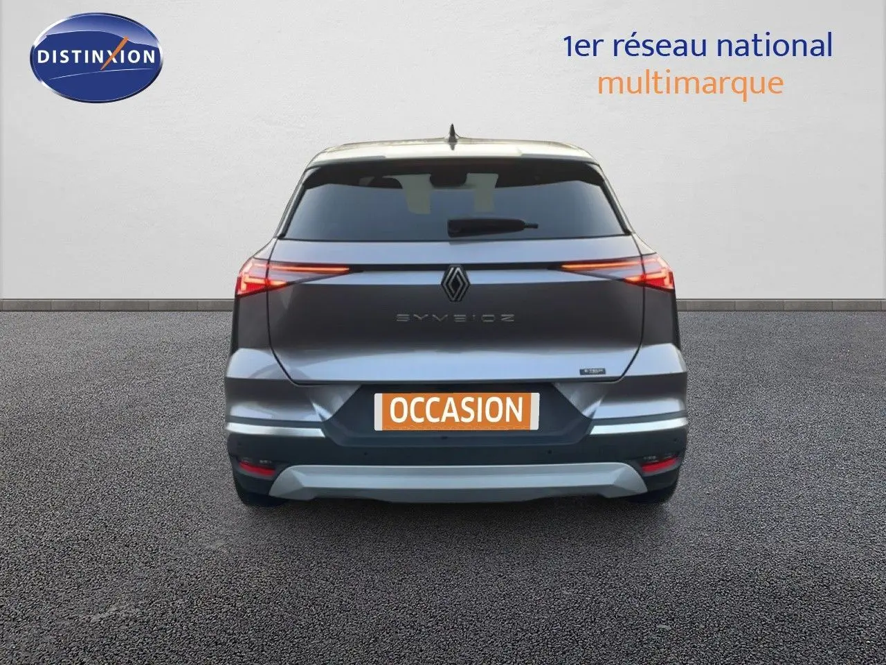 Vue arrière d'une Renault SYMBIOZ gris cassiopée métal avec feux LED fins et plaque "OCCASION" visible.