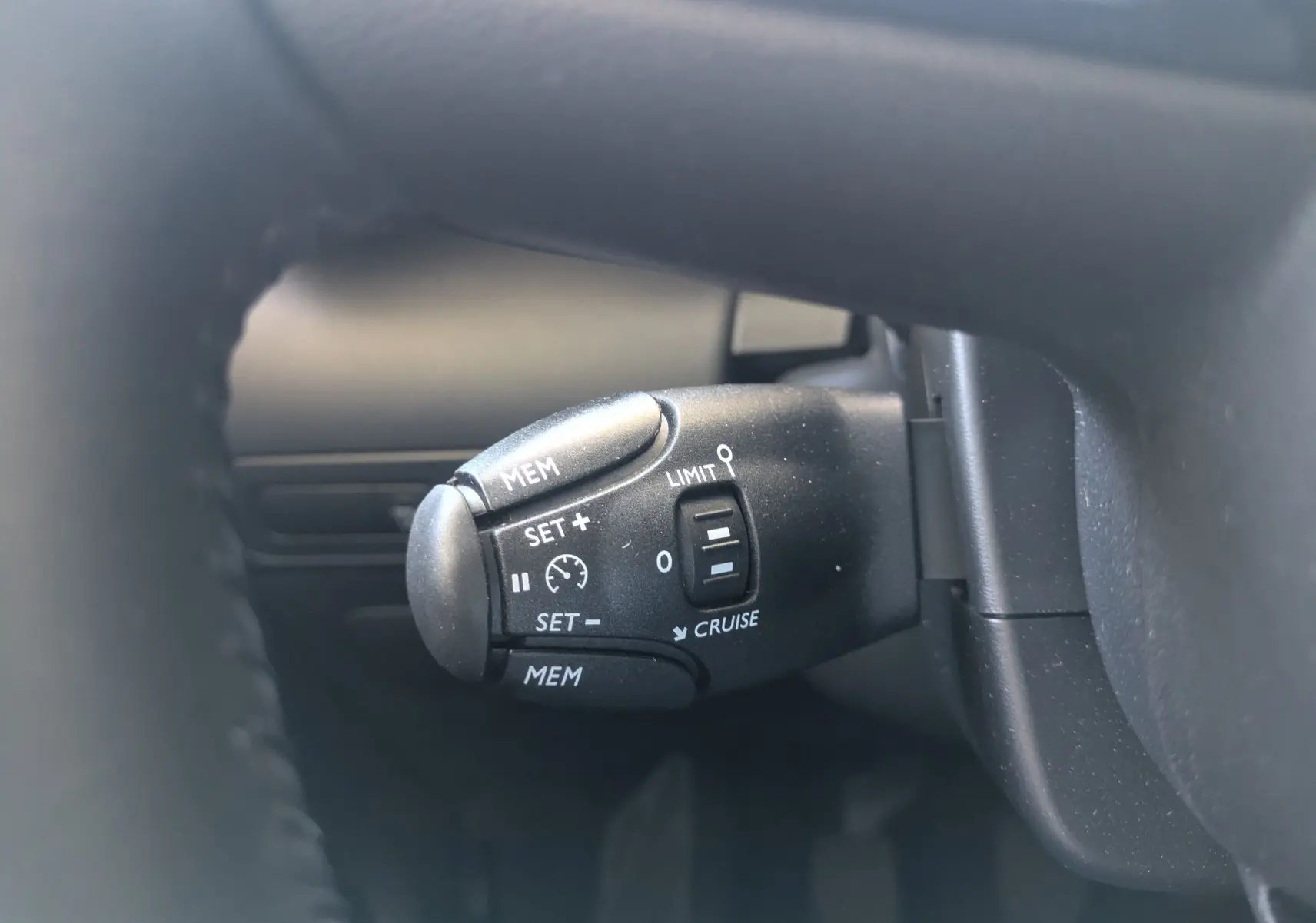 Détail intérieur du tableau de bord noir du Citroën C3 Aircross 2024 avec commande de stabilité et réglage des phares.