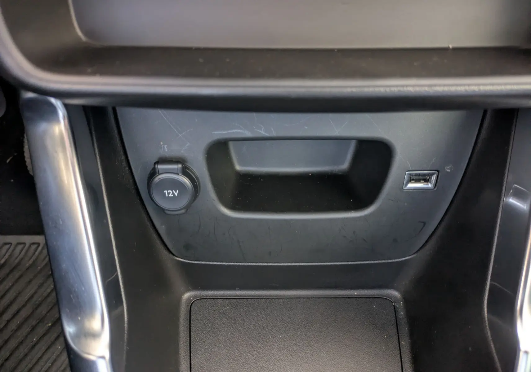 Gros plan sur le volant cuir du Citroën C3 Aircross 2024, avec commandes audio et téléphone intégrées.