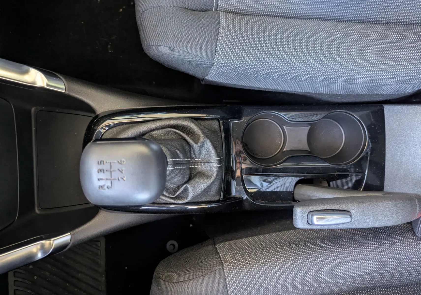 Gros plan intérieur sur la prise 12V et port USB du Citroën C3 Aircross 2024, finition tissu Mica Grey.